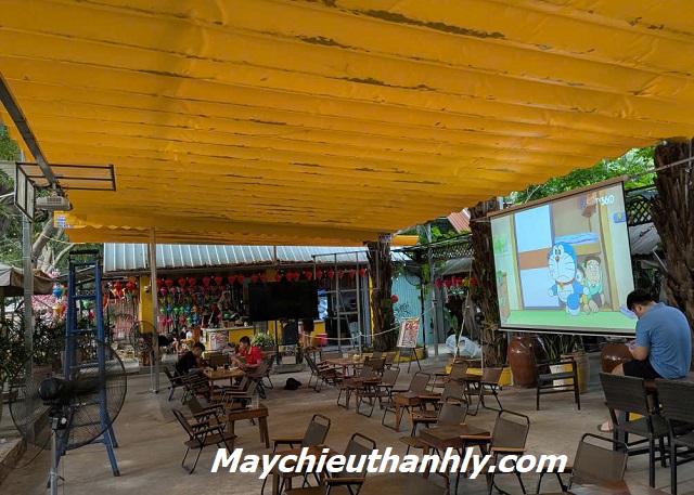 Máy chiếu ngoài trời