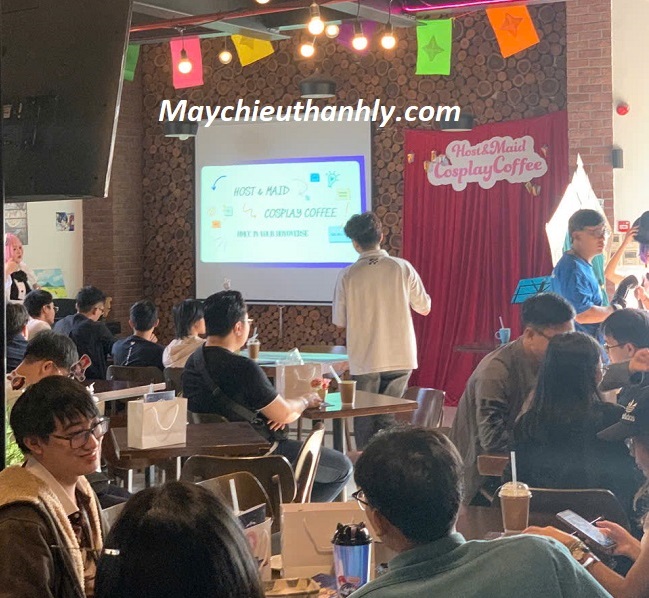 Máy chiếu cũ quán cafe