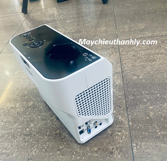 Máy chiếu siêu gần cũ