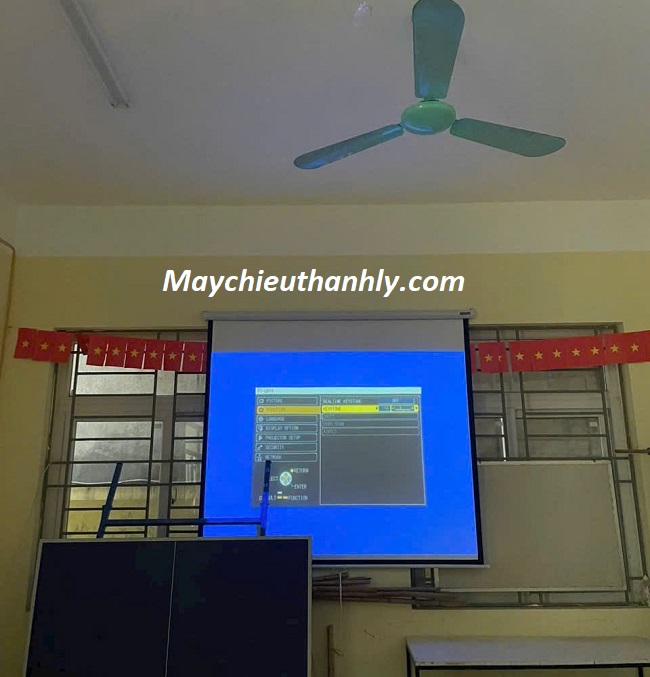 Máy chiếu dạy học giảm 50%