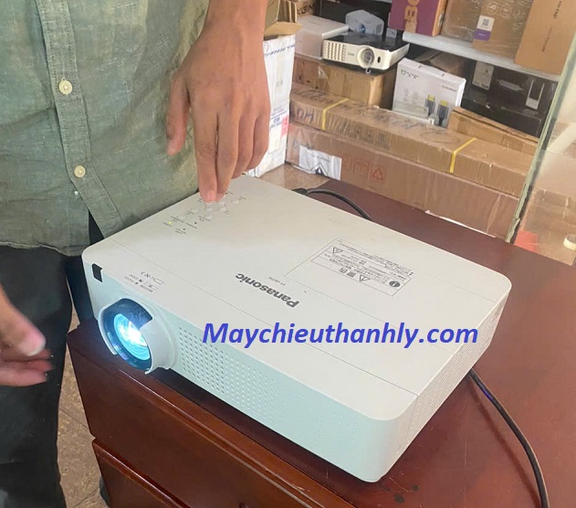 Máy chiếu Panasonic Pt-VW330 cũ