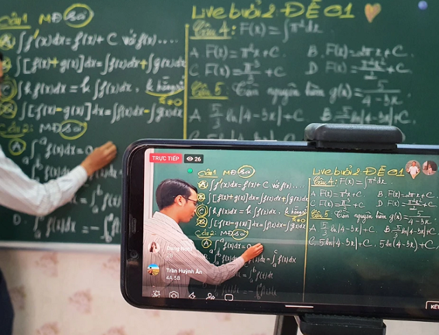 Camera điện thoại để soi bài