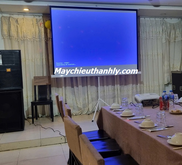 Màn chiếu chân đứng