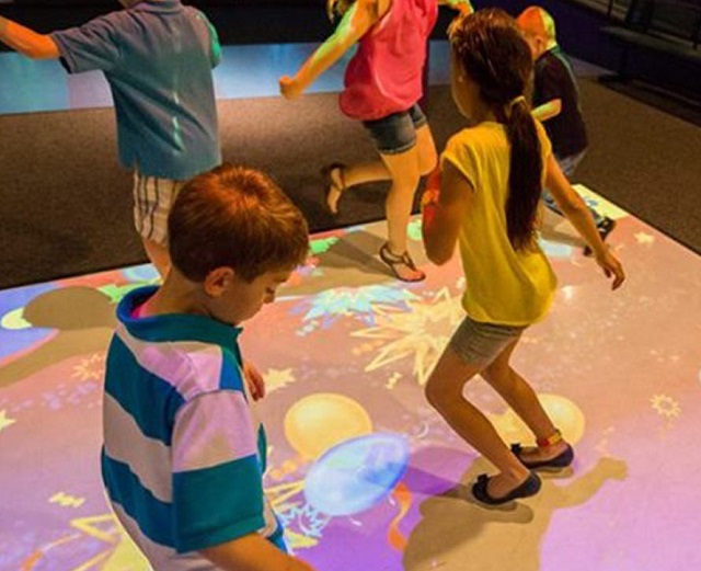 Máy chiếu tương tác sàn